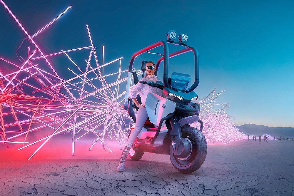 BMW의 Vision 개념에 장착 된 현대 여성 라이더는 백그라운드에서 전쟁이 발생하는 전자 스쿠터입니다.