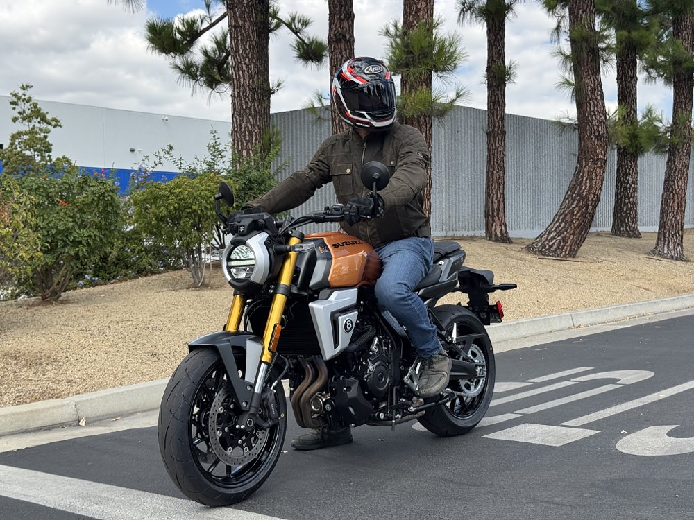 2026_SUZUKI_GSX-8T 정지 신호에 있는 라이더
