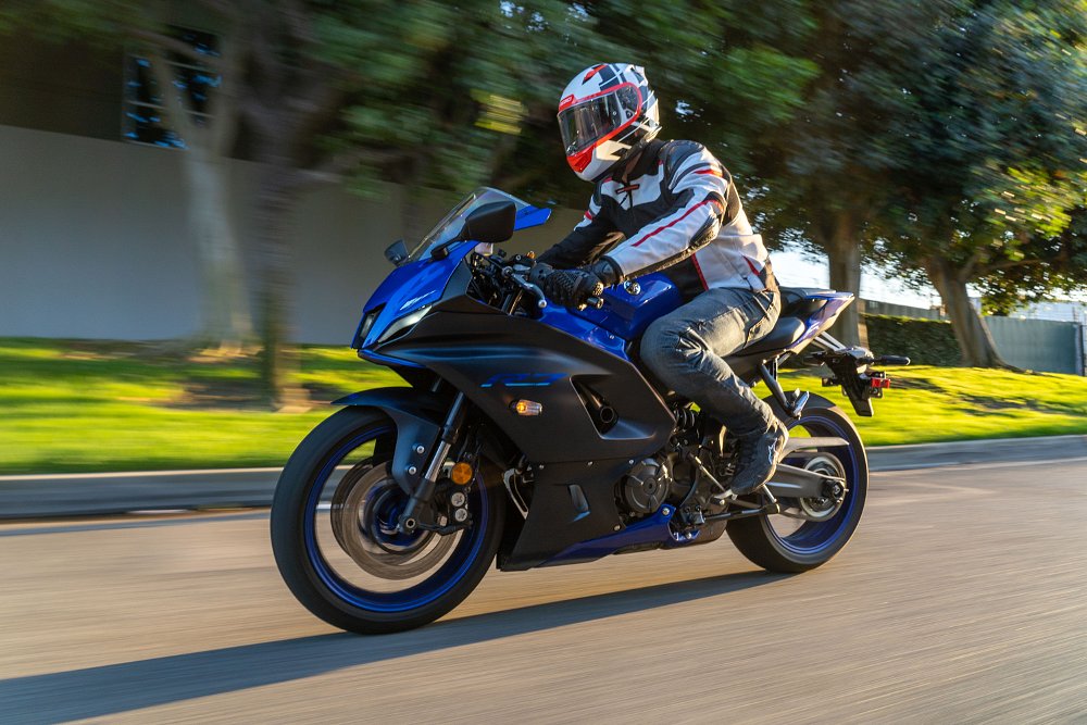 2022 Yamaha YZF-R7 riding down a city street.