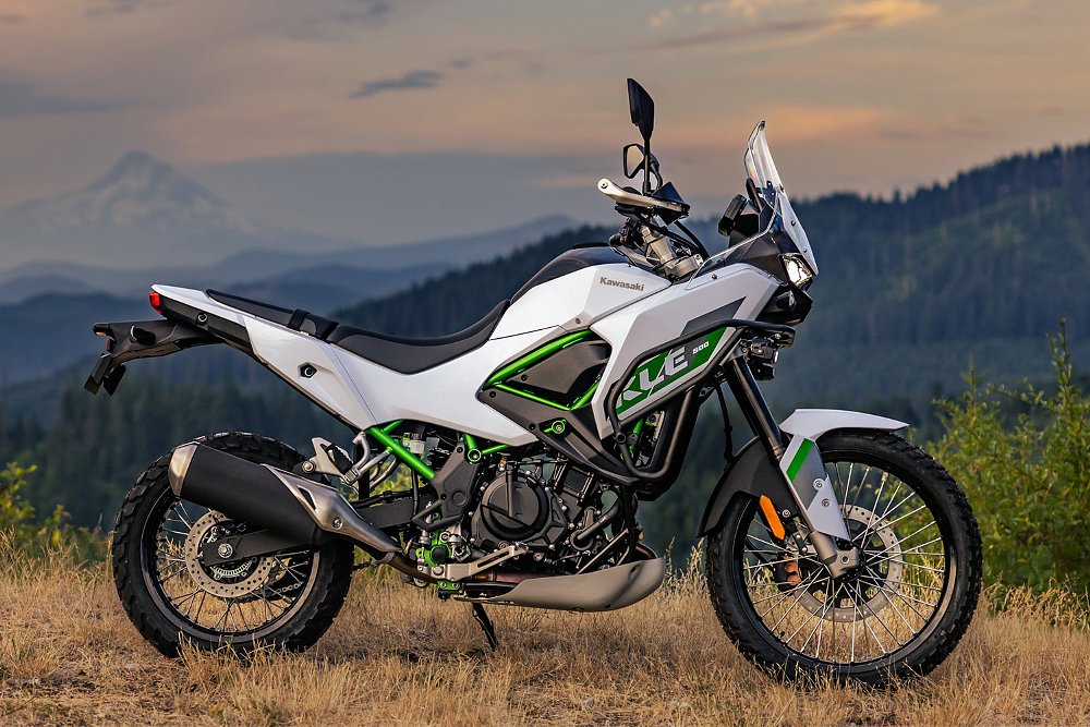 The KLE500 SE captured on a mountain trail.