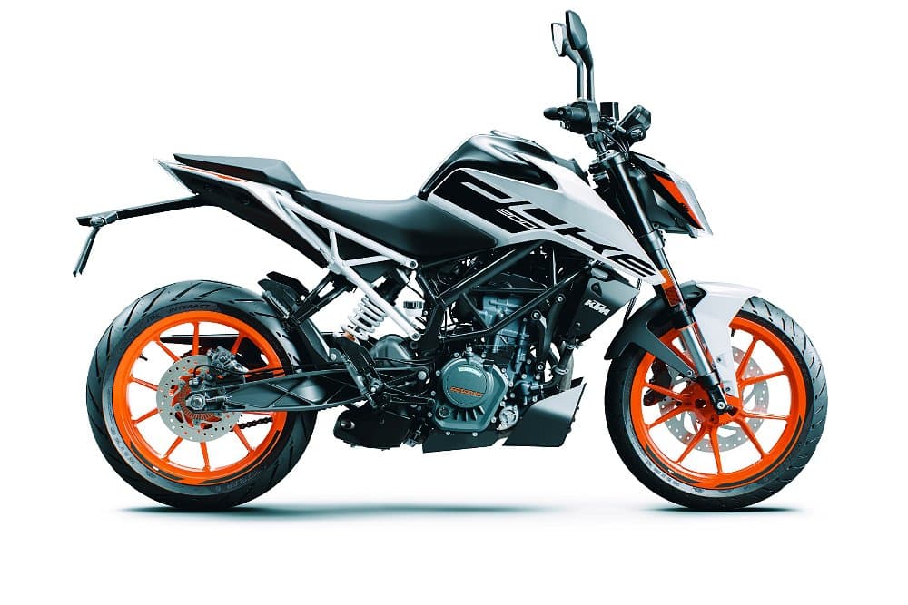 2020 KTM 200 Duke first look - RevZilla