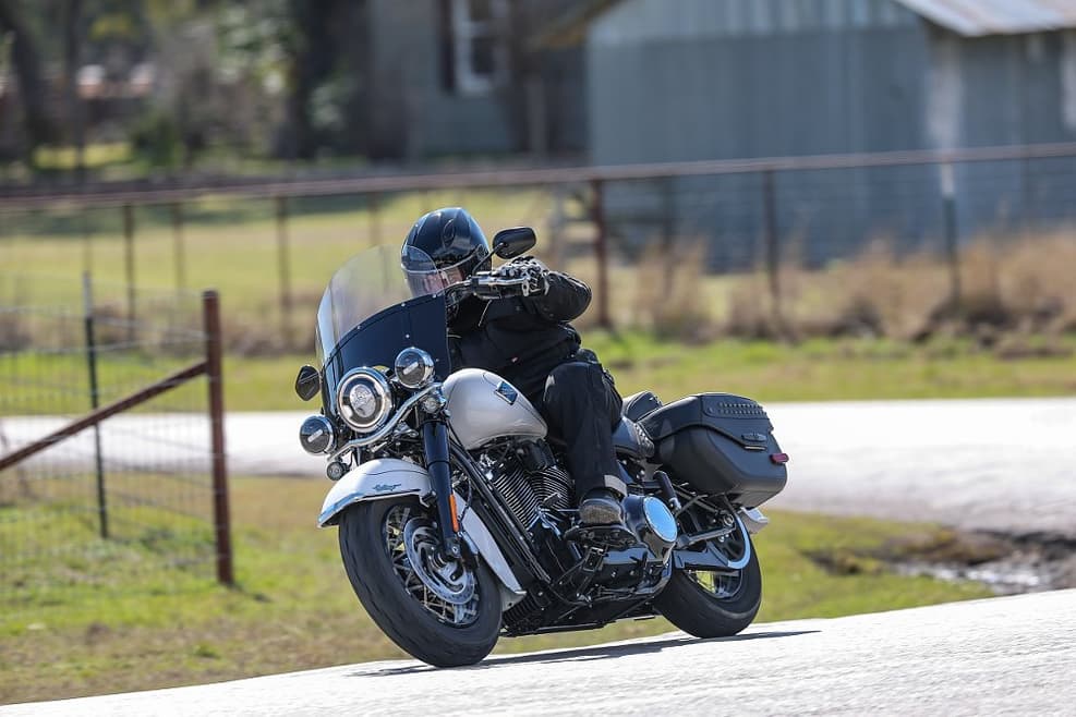 ポルシェ AHEAD ON ROUGH ROADS 2025 2025 Harley-Davidson Cruiser lineup first ride - RevZilla