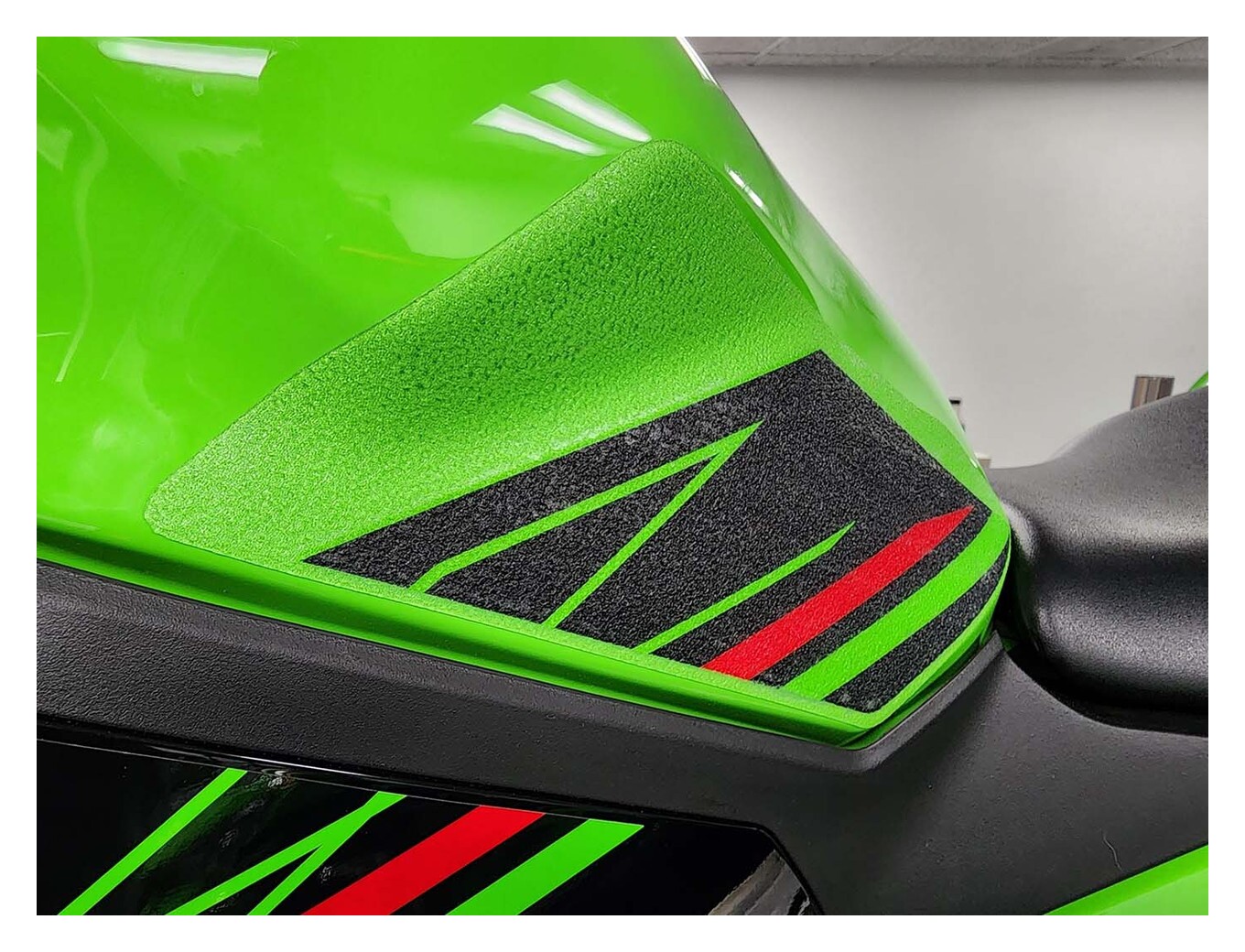 Graves Motorsports Tank Grip Kawasaki Ninja ZX-4R / ZX-4RR 2023
