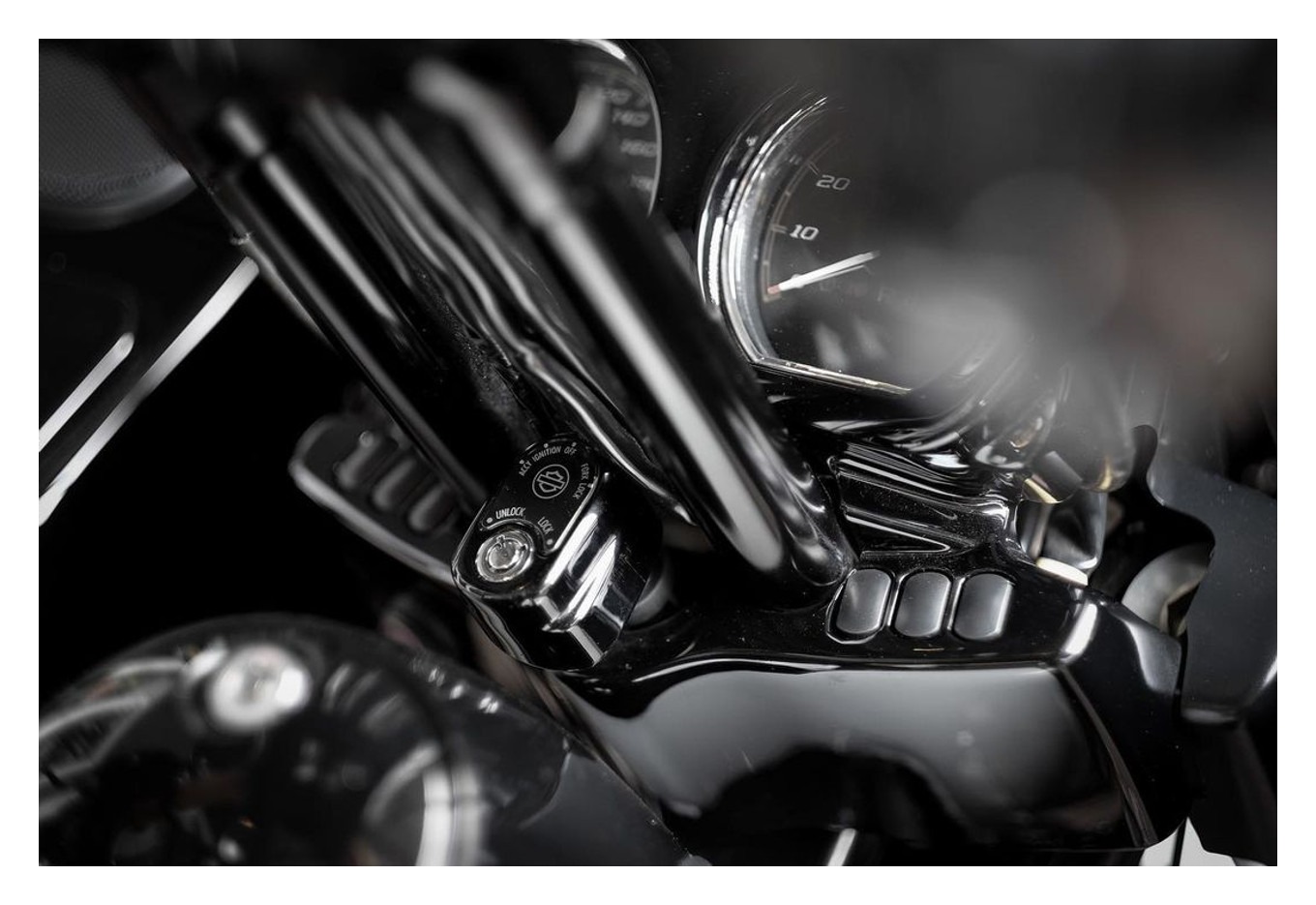 正規品／Kraus その他 ROAD GLIDE PRO KIT-8 FM Fly Bars w/Bezel クラウス バイク Kraus ROAD GLIDE PRO KIT-8 FM Fly Bars w⁄Bezel KRA-KT-RG-11-8-