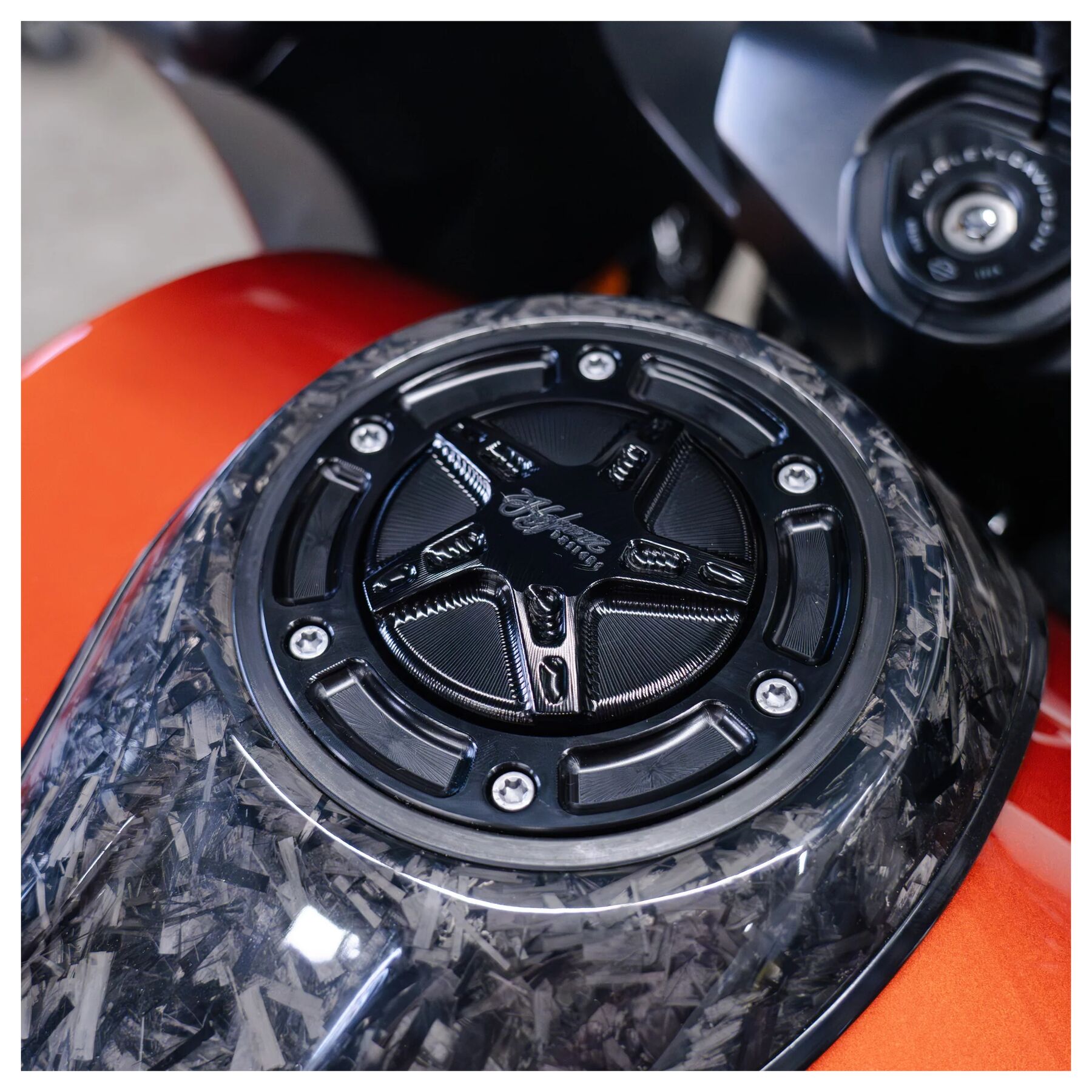 Hofmann Designs Directional 5 Spoke Gas Cap Assembly For Harley FLHX /